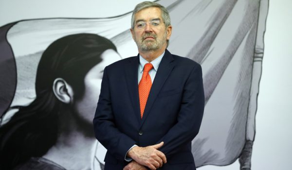 Canciller mexicano niega que migrantes deportados lleguen esposados al país