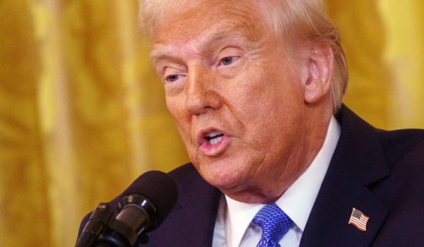 Trump firma los aranceles del 25 % a las importaciones de aluminio y acero estadounidenses