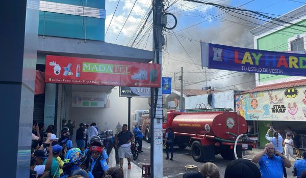Incendio en el sector de Ropusame en el mercado Oriental