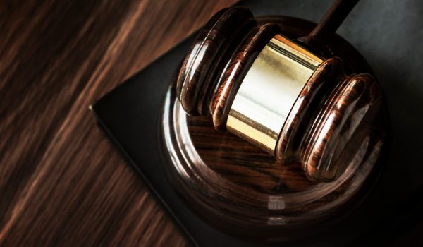 Expulsan de España a un nicaragüense condenado por robo y lesiones
