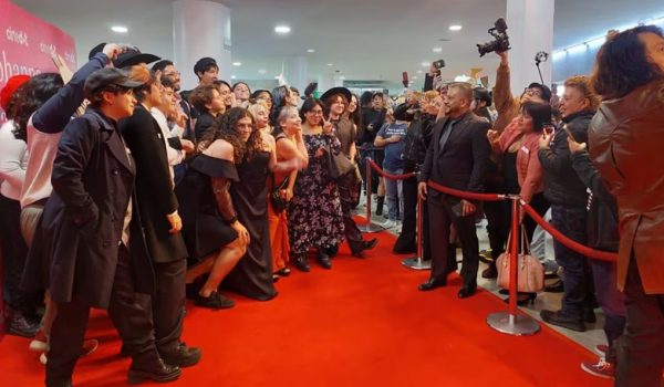 Estrenan en cines el cortometraje Johanne Sacreblu, una sátira a la película Emilia Pérez