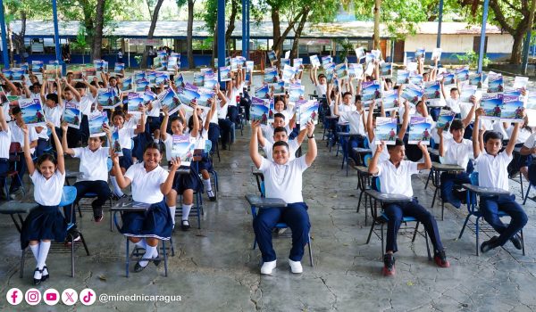 Mined prohíbe que libros escolares salgan de las escuelas; en caso de daños los maestros deben pagarlos