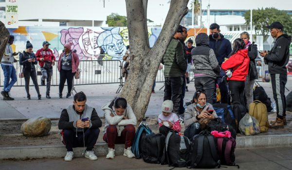 Migrantes deportados de EE.UU. a México cruzan la frontera nicaragüense en su camino de retorno