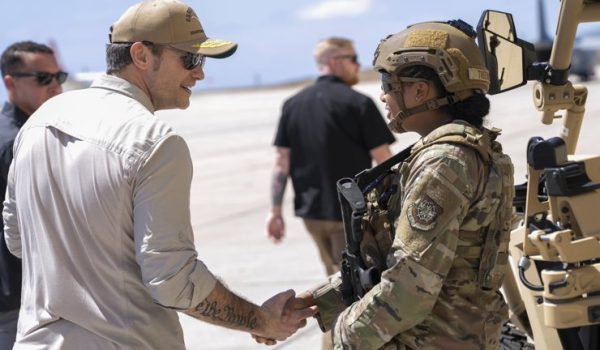 El jefe del Pentágono dice en Guantánamo que su uso como punto de repatriación es crítico