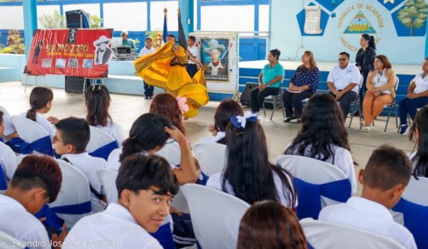 Mined obliga a estudiantes de primaria a hacer trivias y acrósticos sobre Sandino