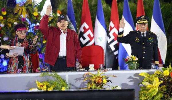 “Ustedes no son más que continuadores de los combatientes históricos", le dijo Ortega a los paramilitares recién juramentados. Foto/19Digital
