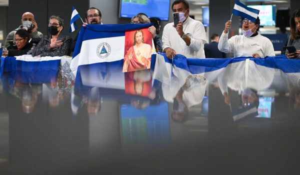 La gente se reúne en el Aeropuerto Internacional Dulles hace dos años para dar la bienvenida a los presos políticos que fueron liberados de Nicaragua el jueves y trasladados a Estados Unidos. Matt McClain The Washington Post
