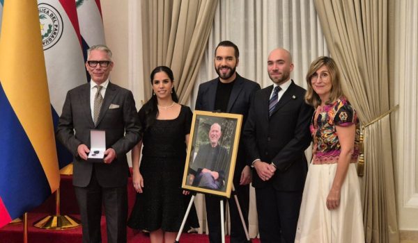 Nayib Bukele rinde homenaje póstumo al empresario Piero Coen Montealegre