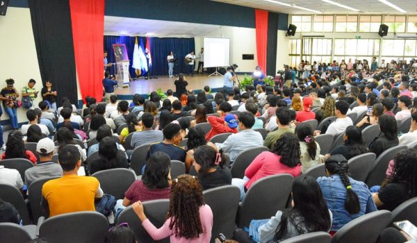 Manual del «revolucionario»: dictadura impone otro diplomado a maestros sobre la Constitución sandinista