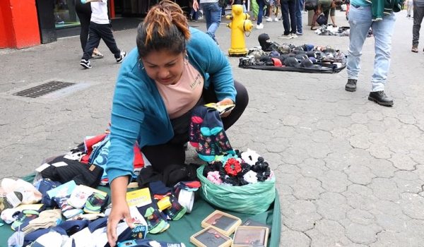 Nicaragüenses en Costa Rica | El desafío de ganarse la vida en la Avenida Central