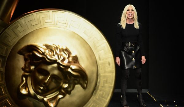 Donatella Versace deja la dirección artística de la icónica casa de moda italiana