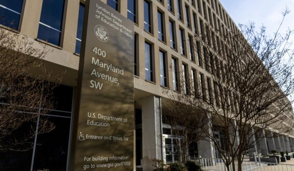 Trump cierra las oficinas del Departamento de Educación como parte de su plan para desmantelarlo