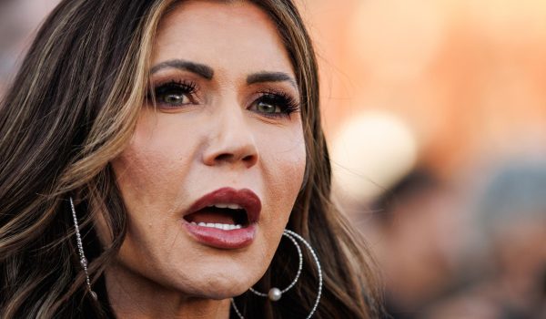 Noem nombra nuevos líderes del Servicio de Inmigración con miras a acelerar deportaciones