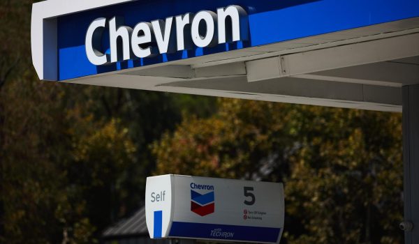 Trump cambia su política con el régimen de Maduro y le renueva la licencia a Chevron en Venezuela