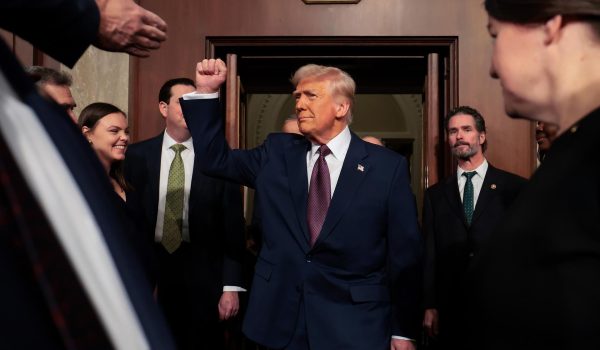 Trump pide fondos federales para «la mayor deportación de la historia» de EE.UU.