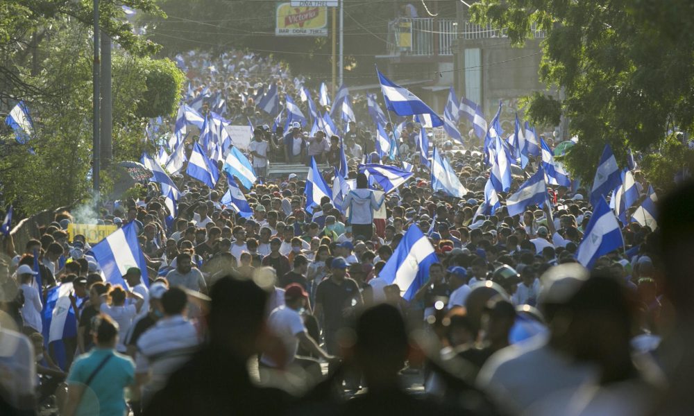 Fotografía de archivo, tomada el 23 de abril de 2018, en la que se registró a miles de manifestantes durante una protesta en contra del régimen de Daniel Ortega en Managua (Nicaragua). EFE/Stringer