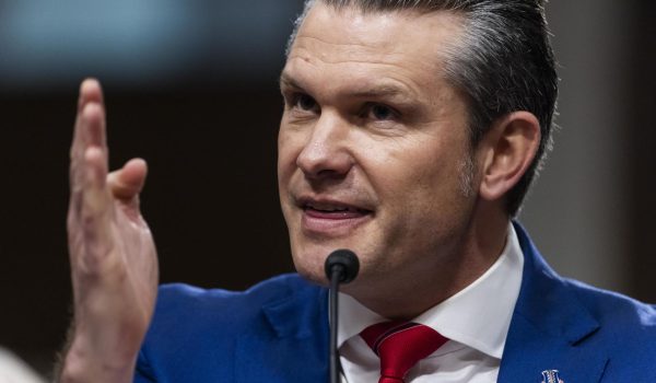 Hegseth es demandado por utilizar Signal para «discutir sobre planes de guerra»