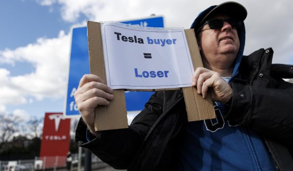 Trump llama «terroristas» a quienes queman Teslas y «podrían ir a cárceles de El Salvador»