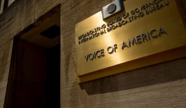 Trump ordena el desmantelamiento de siete agencias, entre ellas la de Voz de América