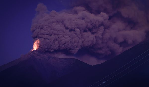 Autoridades recomiendan evacuar a 30.000 guatemaltecos por erupción del volcán de Fuego