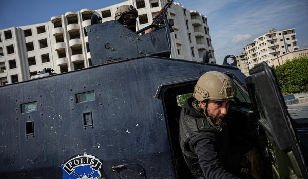 Sube a 973 el número de civiles muertos en matanzas en Siria, dice ONG