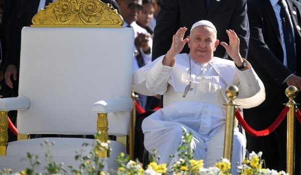 El papa será dado de alta mañana y continuará con la convalecencia al menos dos meses