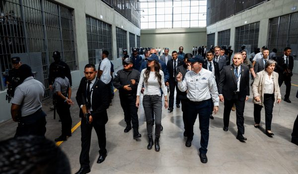 La secretaria de Seguridad de EE.UU. recorre la cárcel salvadoreña con migrantes detenidos