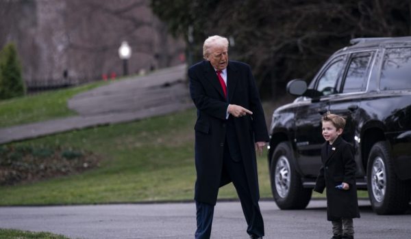 Trump pide a los indocumentados en un video que se «autodeporten» antes de ser arrestados