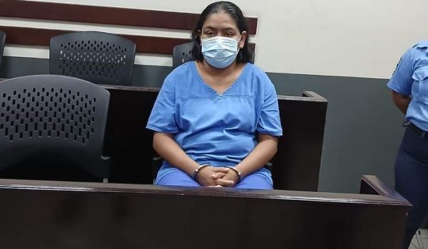 Mujer acusada de parricidio pide perdón y reitera que mató a su pareja en legítima defensa