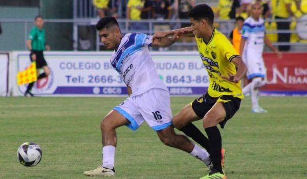 El amargo momento que vive en Costa Rica una de las piezas claves de la Selección Nacional