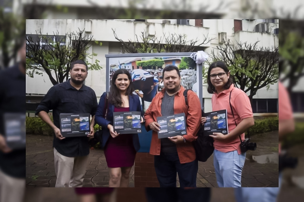 Fotógrafos de Nicaragua exponiendo en la UCA, su libro colectivo de fotografías sobre las masacres de abril de 2018. LA PRENSA/ARCHIVO