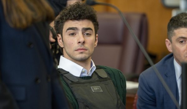 Jueza aplaza hasta abril la audiencia de Luigi Mangione en su caso federal en Nueva York