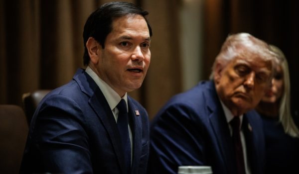 Senador Kaine cuestiona a Rubio por defender refugio para afrikáneres y no para perseguidos nicas, cubanos y venezolanos