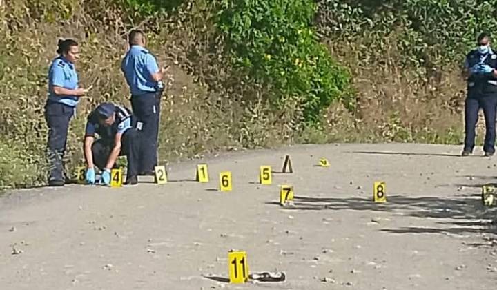 La Policía buscando evidencia en el lugar donde fue encontrado el cadáver de un hombre cerca de la laguna de Nejapa en Managua. Foto: Tomada de Radio La Primerísima