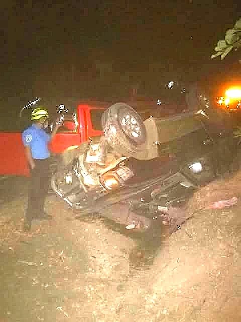 Volcada quedó la camjoneta donde viajaba la niña de dos que falleció en el accidente y los tres lesionados. LA PRENSA/ Radio La  Primersimsa 