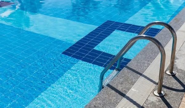 Niña coreana se ahoga en Tola al caer accidentalmente en una piscina