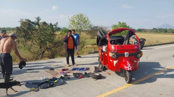 Totalmente destruida quedó la mototaxi donde viajaban las victimas del mortasl acidente en La Paz Centro. LA PRENSA/ Redes sociales.