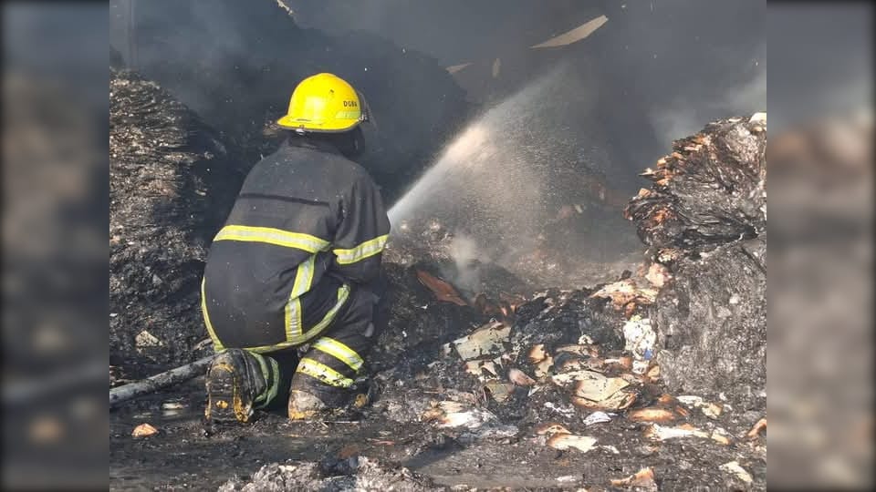 Varias horas le lelvóa los bomebros controlar el incendios en las bodegas de una empresa reciclaradora ubicada en el barrio Jorge Salarazar, Distrito SEISde Managua. LA PRENSA/ Redes sociales. 