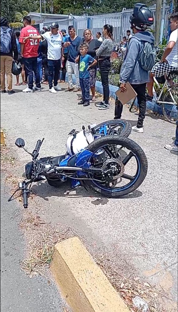 A la orilla der la vía quedó la moto conducia por José Agustyín García. LA PRENSA/ Aquí y Allá..