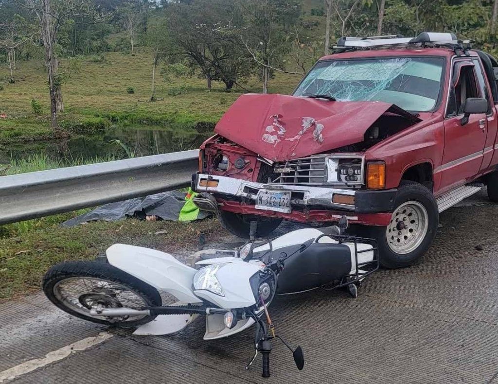Al otro lado de la valla metálica y cerca de la moto donbde viajjaban y la camioneta que los impactos quedaron los cuewrpos de los cadpveres del pasatro.. LA PRENSA/ Redes sociales. 