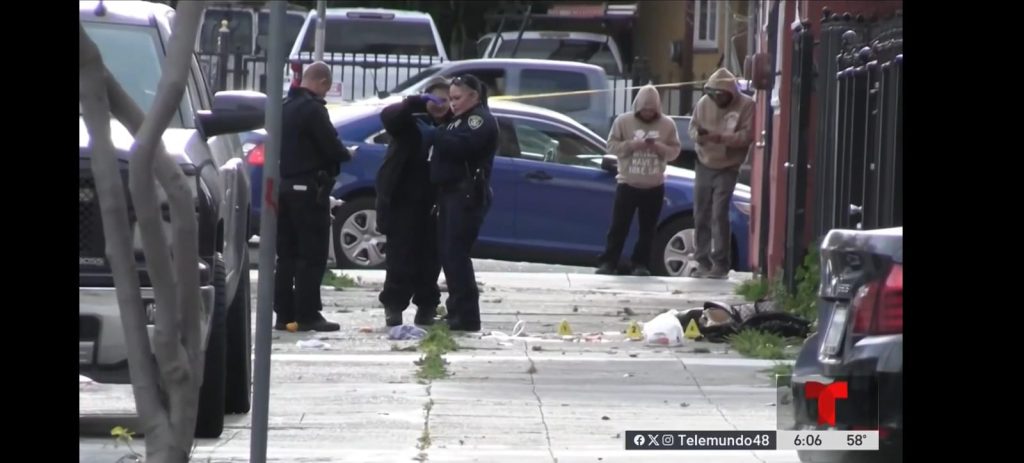 Agentes del Departsamento de la Policía de Oakland acrdonaron la sescena del crimen y levanaron evidencias, lLA PRENSA/ Telemundo Canal 48.