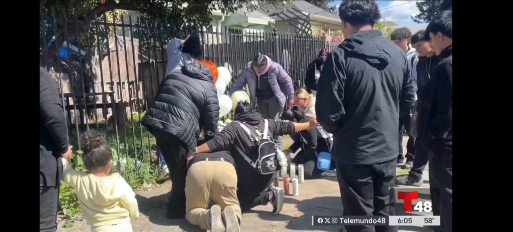 Familiares y amigos del joven nicaragüense asesinados por ladrones a la entradas de la escuela donde estudfiaban en Oakland llevaron valdoras, fllores y golbos blancop al lugar donde fue asesinado. LA PRENSA/ Telemundo Canal 48. 