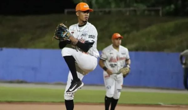 Kenword Burton gana un premio y una recompensa monetaria en el beisbol de Panamá
