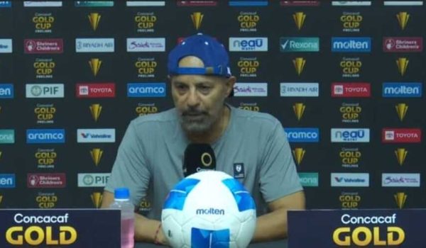 La afición le gritó al Fantasma Figueroa:  fuera de Nicaragua y el técnico respondió en la conferencia
