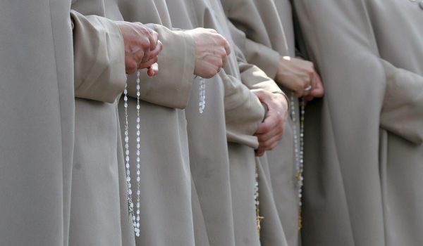 «Violaciones sagradas», el libro que aborda el olvidado crimen de los abusos a las monjas