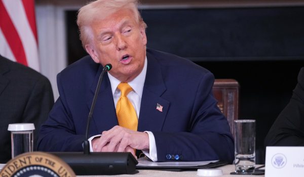 Trump amenaza con aplicar aranceles de 200% al champán y vinos de la UE