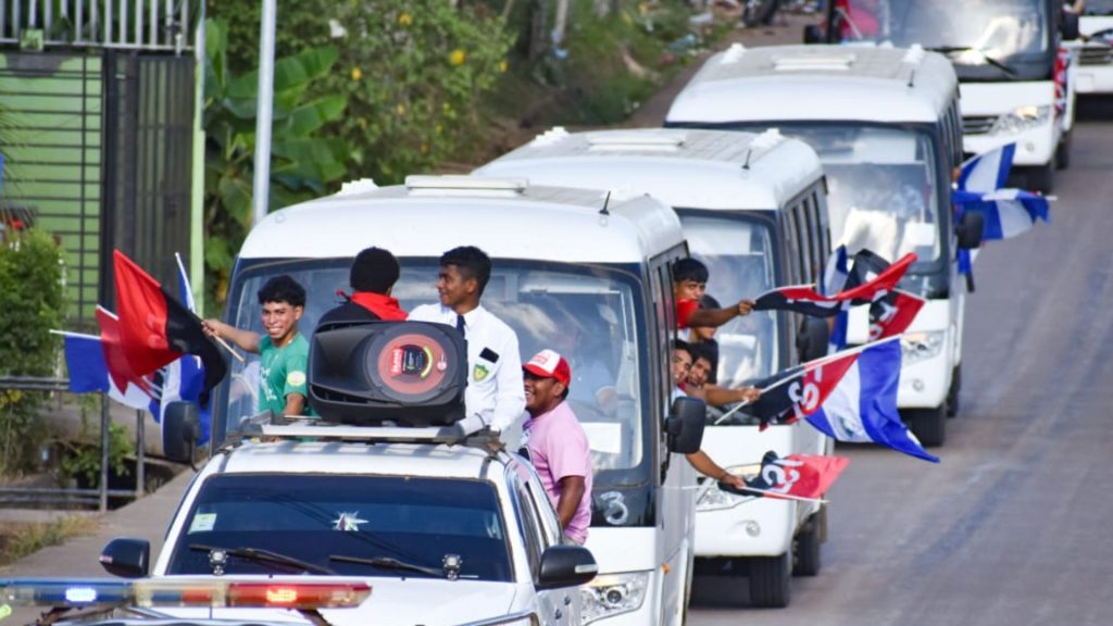 Estudiantes de colegios públicos de Bluefields fueron sacados de clases para participar en caravana de buses chinos. Foto: Tomada de medios oficialistas.
