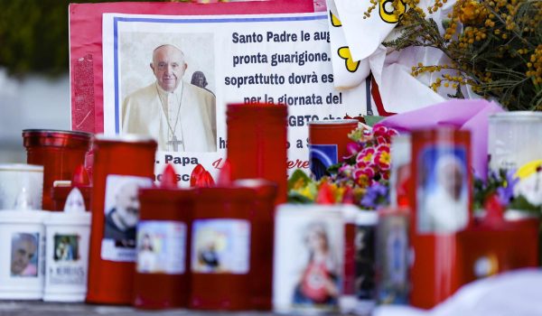 El papa Francisco sigue los ejercicios espirituales y su estado de ánimo es bueno