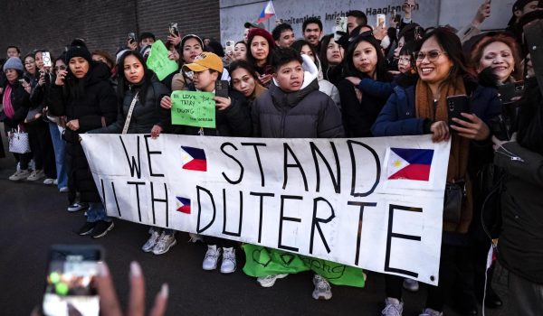 La CPI anuncia que Duterte está en el centro de detención tras pasar “controles médicos”