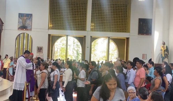 Fieles católicos se reúnen masivamente en los templos para celebrar el Miércoles de Ceniza